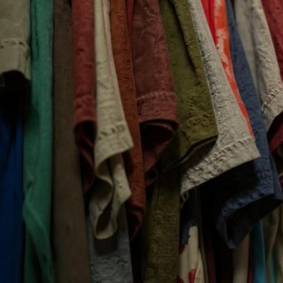 Quase metade do material usado para camisetas é desperdiçado no mundo