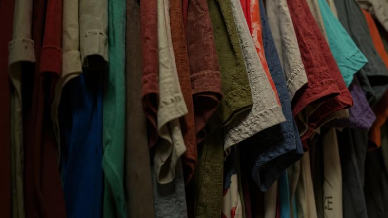 Quase metade das camisetas produzidas no mundo vai para o lixo sem sequer ser usada