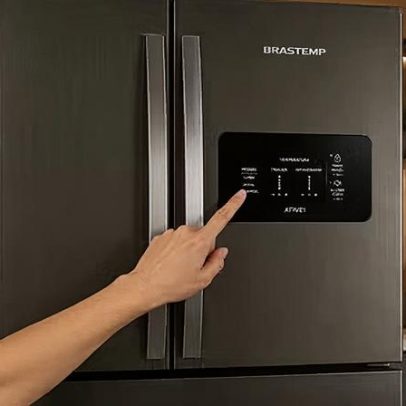 Guia passo a passo para destravar o painel da geladeira Brastemp