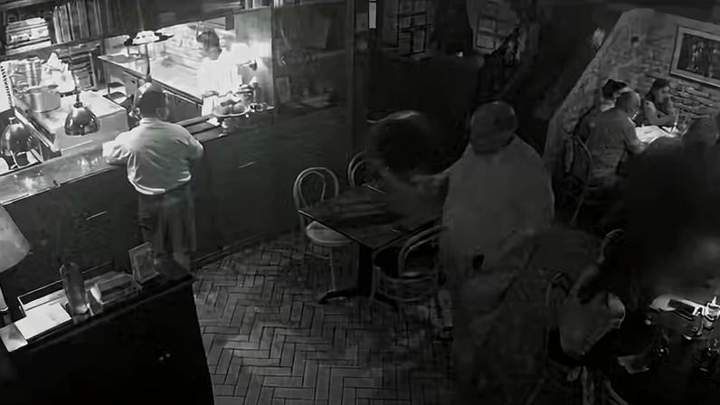 Ed Motta em vídeo das câmeras internas do restaurante onde a confusão — Foto: Reprodução