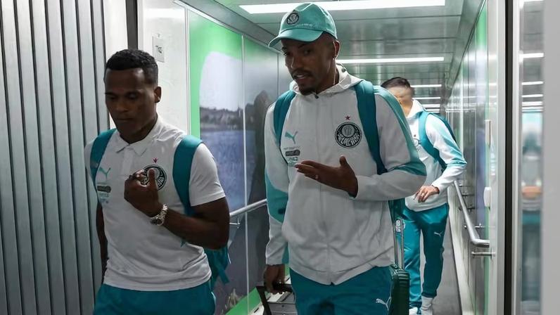 Jogadores do Palmeiras chegam em Lima para a partida da Libertadores — Foto: Cesar Greco
