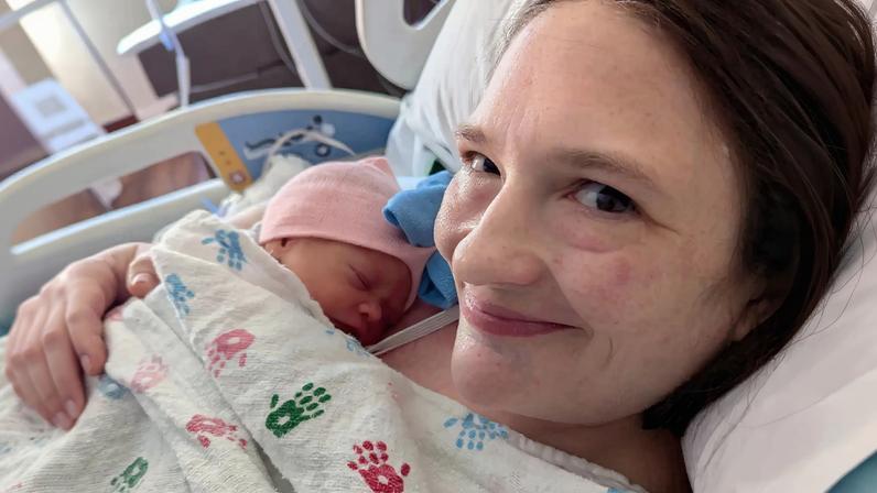 Chelsea e seu bebê recém-nascido minutos após o parto. — Foto: Acervo da família/People