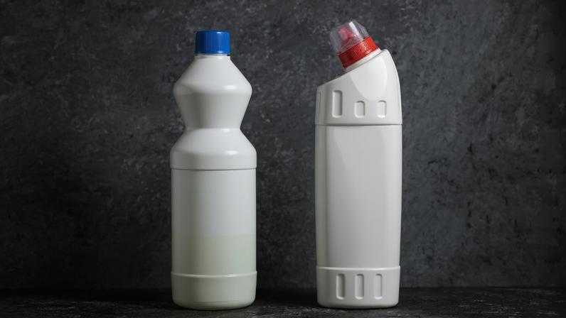 Água sanitária e produtos de limpeza — Foto: Freepik