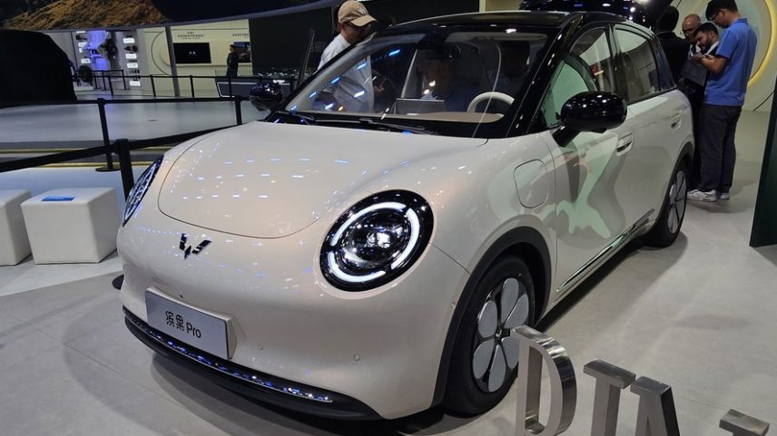 Chevrolet Celta EV Wuling Bingo Pro dianteira — Foto: Leonardo Felix/Autoesporte