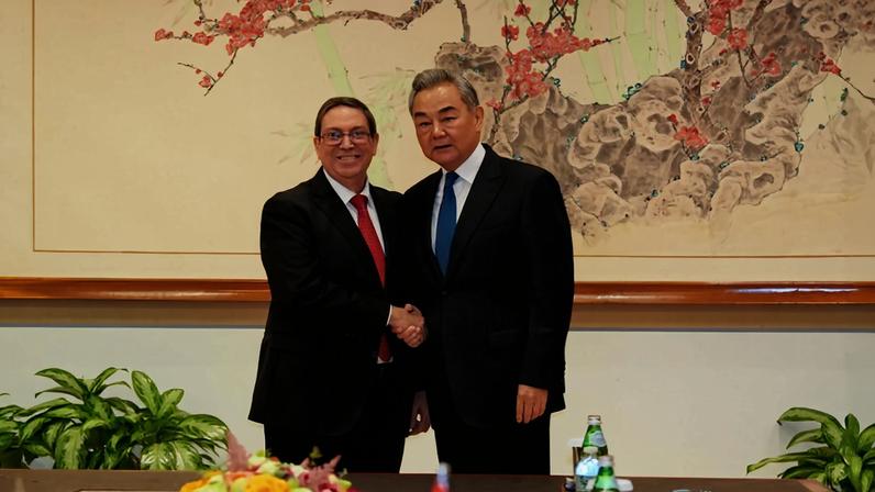 1 de 1 Imagem colorida mostra os ministros das Relações Exteriores da China e Cuba - Metrópoles - Foto: Divulgação/Ministério das Relações Exteriores da China