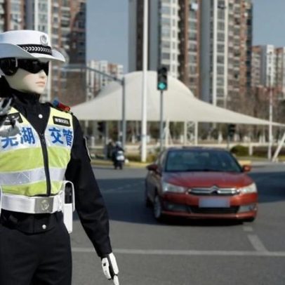 China usa esquadrão de robôs policiais com IA para gerenciar tráfego