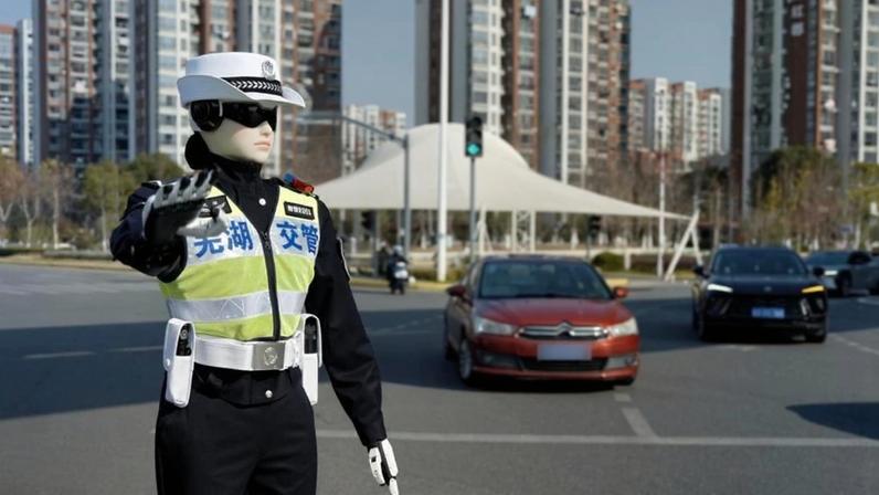 1 de 1 China usa esquadrão policial robótico com IA para controlar trânsito - Foto: Reprodução/Xinhua
