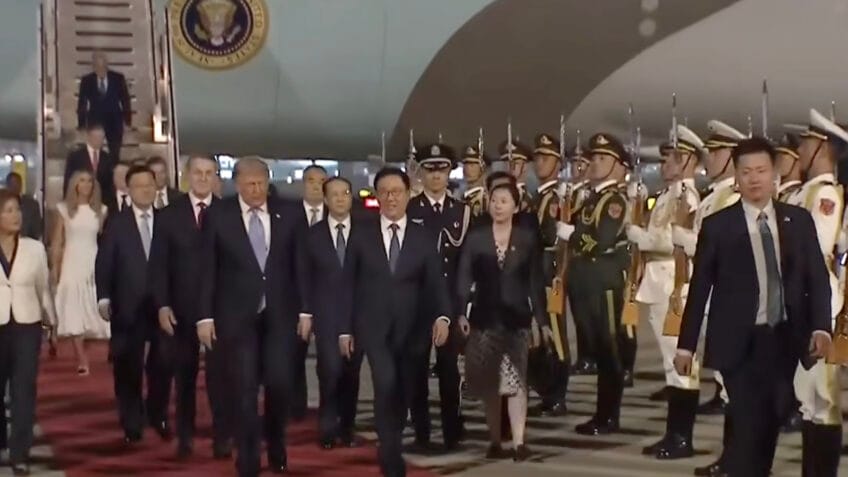 Em sua chegada, Trump foi recebido pelo vice-presidente da China, Han Zheng