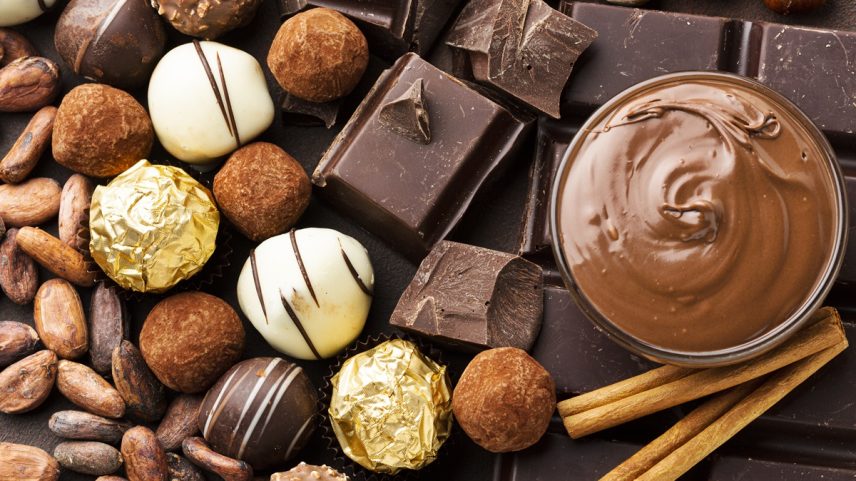 Foto colorida de diversos tipos de chocolate