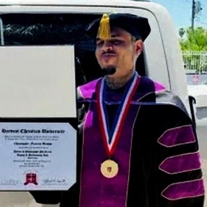 Chris Brown recebe Doutor Honoris Causa em artes cênicas e visuais