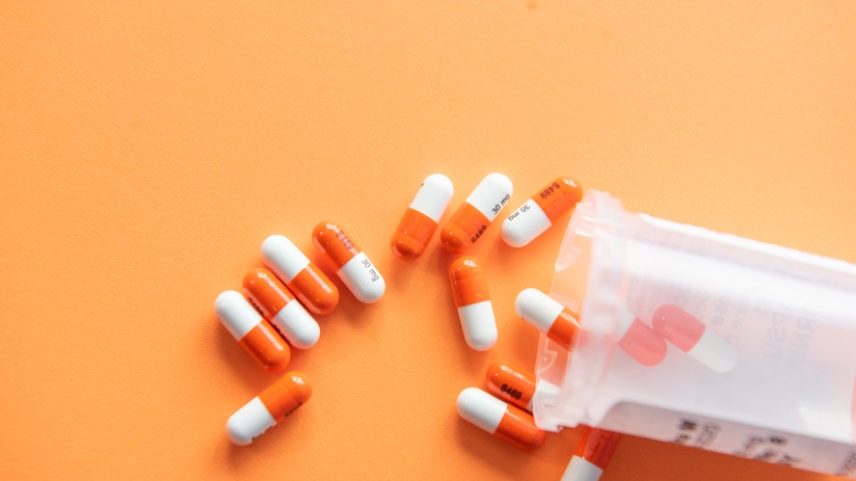 O alcance potencial do antiviral pode ser ainda maior, mencionando desde pessoas mais cautelosas em relação à Covid-19 até trabalhadores que desejam evitar afastamentos por doença.