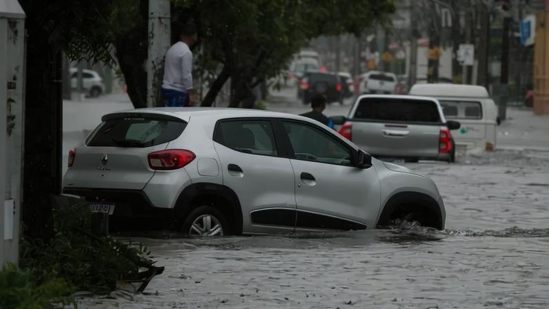 Forte chuva alaga ruas de Fortaleza — Foto: Reprodução