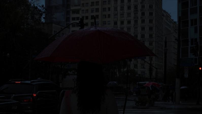 Chuva e guarda-chuva na rua