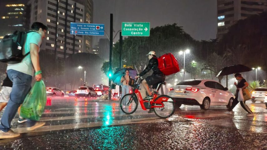 Imagem colorida mostra chuva em São Paulo - Metrópoles