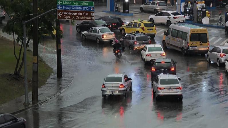 RJ registra quase mil raios na manhã desta quarta-feira