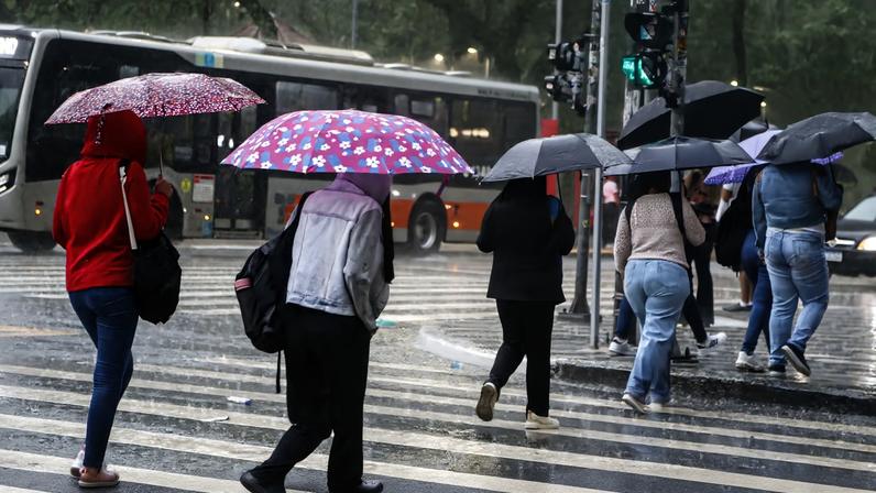 Norte e Sudeste devem iniciar semana com chuva forte, prevê Inmet