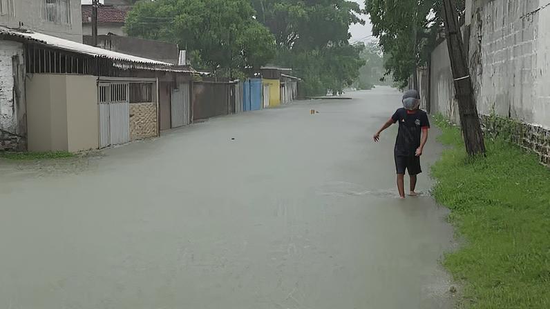 Chuva forte deixou inundou ruas no bairro de Cajueiro, na Zona Norte do Recife — Foto: Reprodução/TV Globo