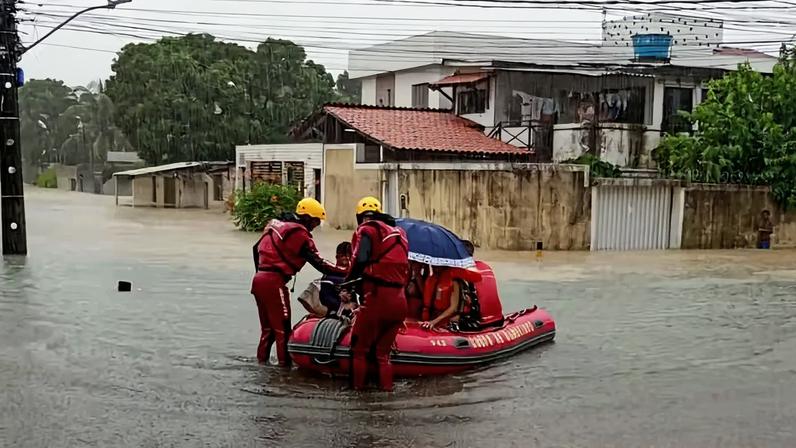 Resgate de pessoas atingidas pelas chuvas em Pernambuco — Foto: Agência Brasil/Defesa Civil-PE