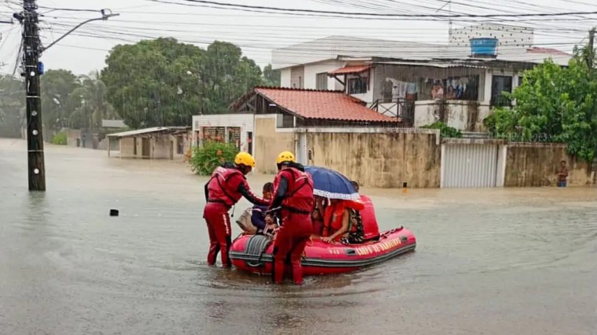 Fortes chuvas há duas semanas no Recife provocaram transornos, levando pessoas a precisar de socorro das autoridades