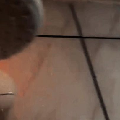 Chuveiro pega fogo durante banho; vídeo mostra como evitar incêndio