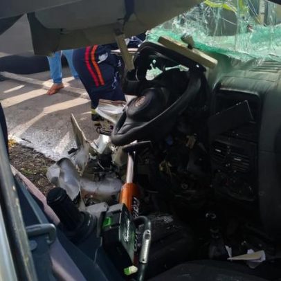 Homem morre em colisão entre carro e carreta na BR-265, MG