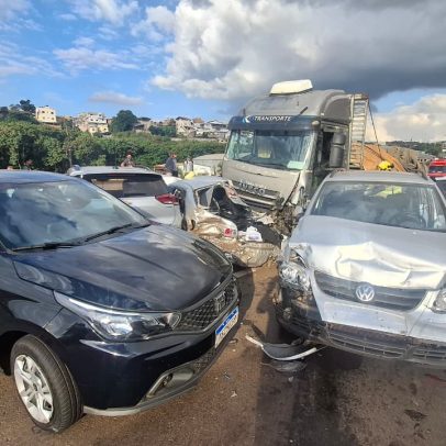 Acidente com carreta desgovernada arrasta carros no Anel Rodoviário de BH