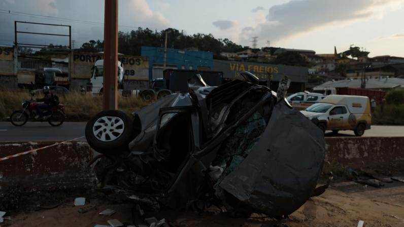 Veículo ficou irreconhecível após o acidente