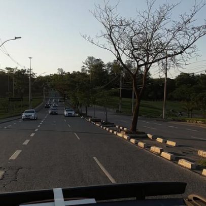 Pessoa morre em acidente entre carro e moto na Avenida Carlos Luz, BH