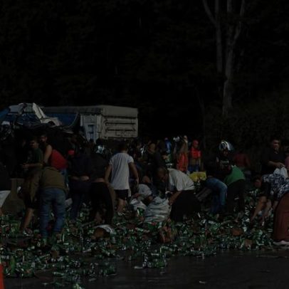 Caminhão com cerveja tomba na BR-040 e carga é saqueada