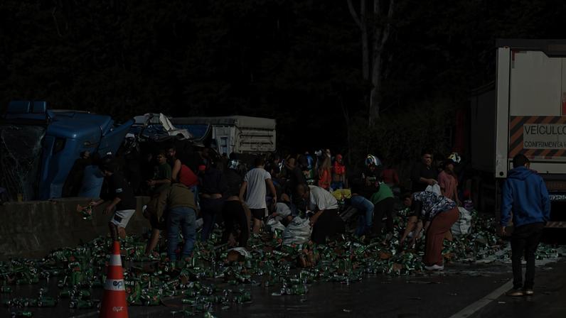 Caminhão de cerveja tomba na BR 040 entre Santos Drumond e Corrêa de Almeida