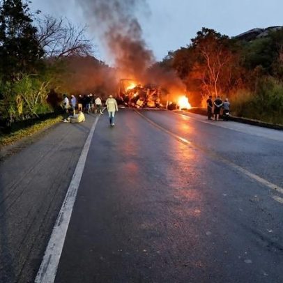 Falecem cinco pessoas em acidente entre ônibus e carreta na BR-251, MG