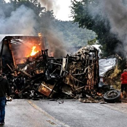 Acidente envolvendo ônibus e carreta gera 30 km de congestionamento na BR-251
