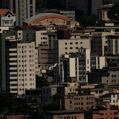 Avião se choca contra prédio no bairro Silveira, Belo Horizonte