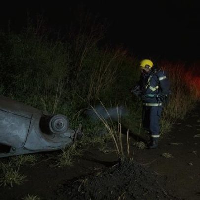 Veículo pega fogo e é destruído após capotar na MGC-497, MG