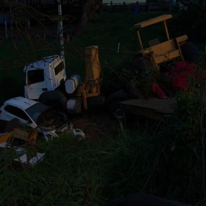 Carreta sem freios provoca engavetamento com 5 veículos e feridos em MG