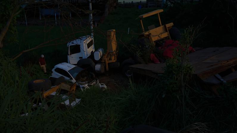 Engavetamento envolvendo carreta-prancha e mais 5 veículos deixou 3 pessoas feridas na MGC-354