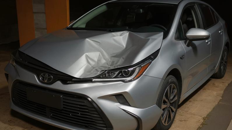 Toyota Corolla ficou destruído após colisão com moto em Resplendor; motociclista morreu