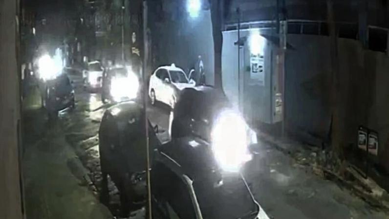 Câmera de segurança registrou o momento em que o idoso é agredido