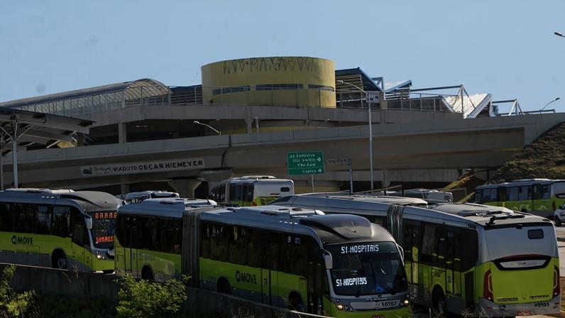 Estação foi entregue às pressas em maio de 2014, pouco antes do início da Copa
