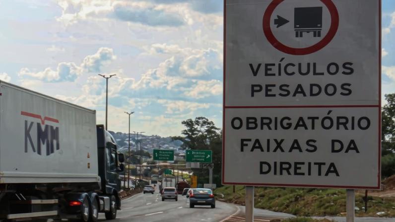 Sinalização atual do Anel Rodoviário permite tráfego de veículos pesados na faixa central