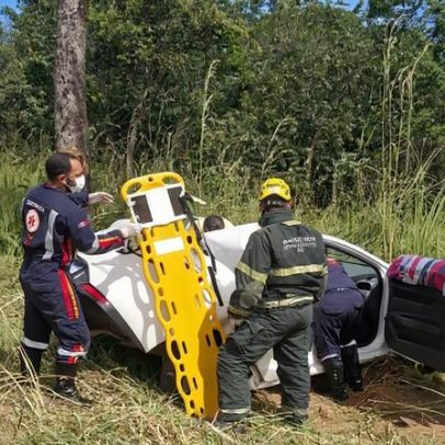 Mulher fica ferida após carro capotar e bater em árvore na MG-413, em Araguari