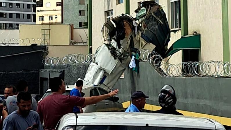 Avião cai no bairro Silveira em Belo Horizonte