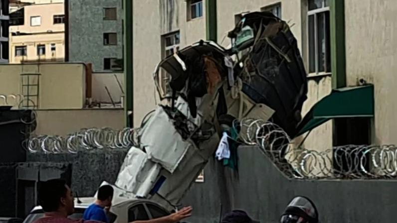 Avião cai no bairro Silveira em Belo Horizonte