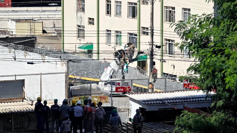 Avião teria batido contra prédio antes de cair