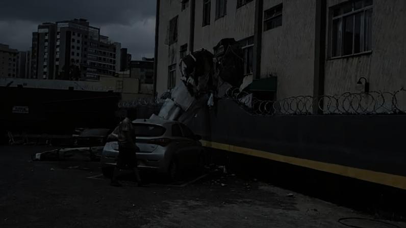 Imagens que circulam nas redes sociais mostram o avião destruído