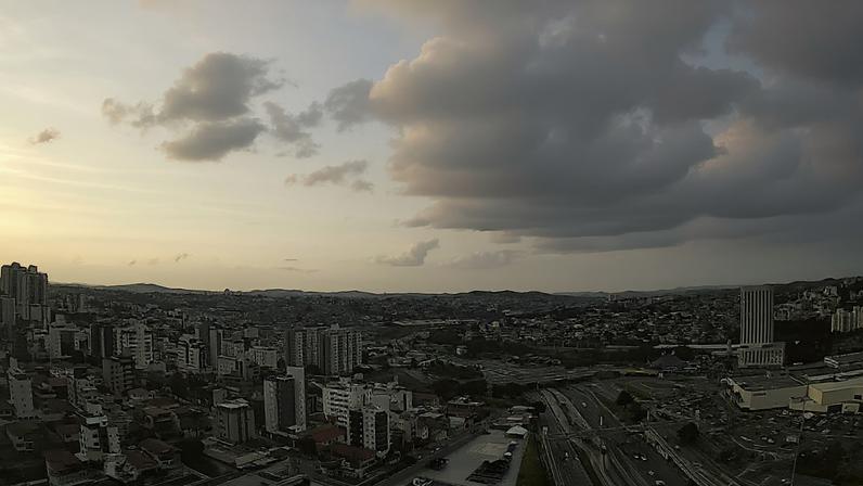 Céu está nublado em Belo Horizonte na tarde desta segunda-feira (18)
