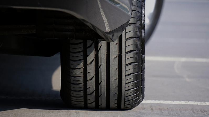 Muita gente ainda desconhece a origem da marca do pneu comprado nas lojas