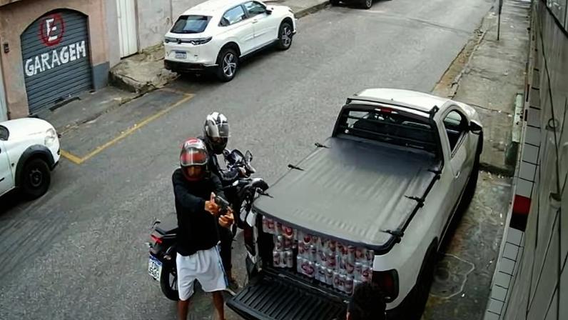 Dupla em moto assalta dono de distribuidora em BH durante o dia