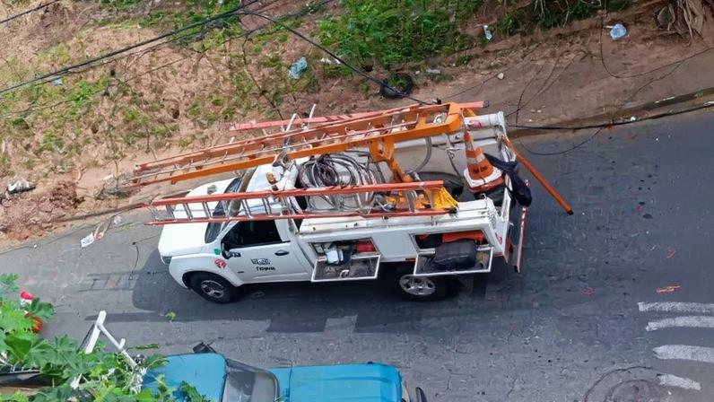 Equipes dos bombeiros e da Cemig atuaram no local. Apesar do impacto, ninguém ficou ferido.