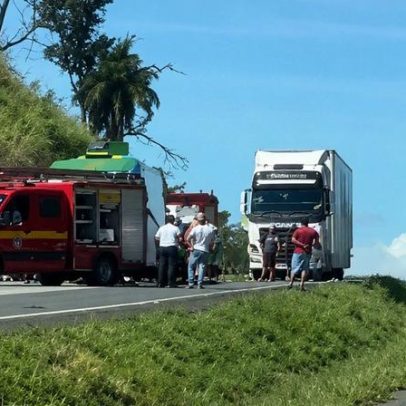 Batida entre ônibus e caminhão deixa oito feridos e bloqueia BR-040 em Sete Lagoas